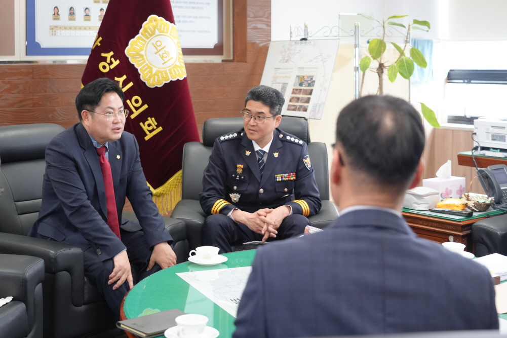 '안성경찰서장 의회방문' 게시글의 사진(9)