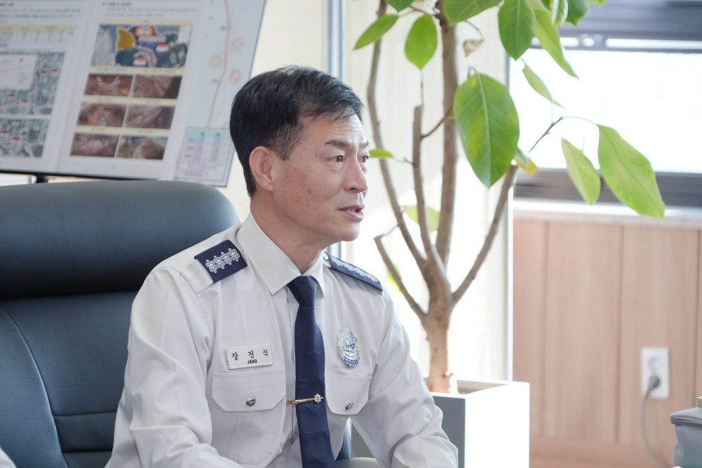 '신임 안성소방서장 의회 방문' 게시글의 사진(12)