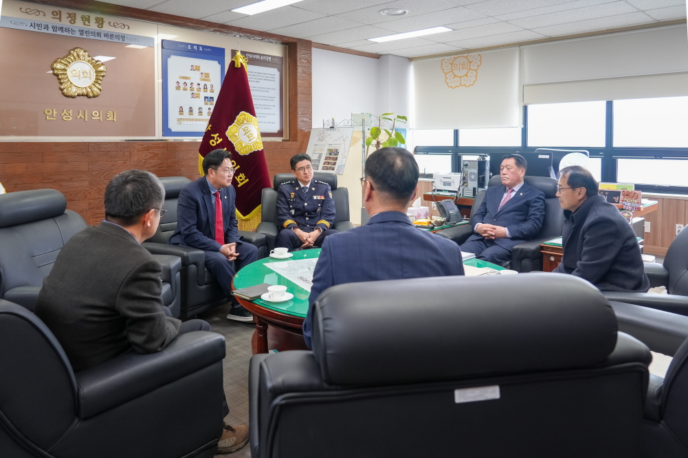 '안성경찰서장 의회방문' 게시글의 사진(8)