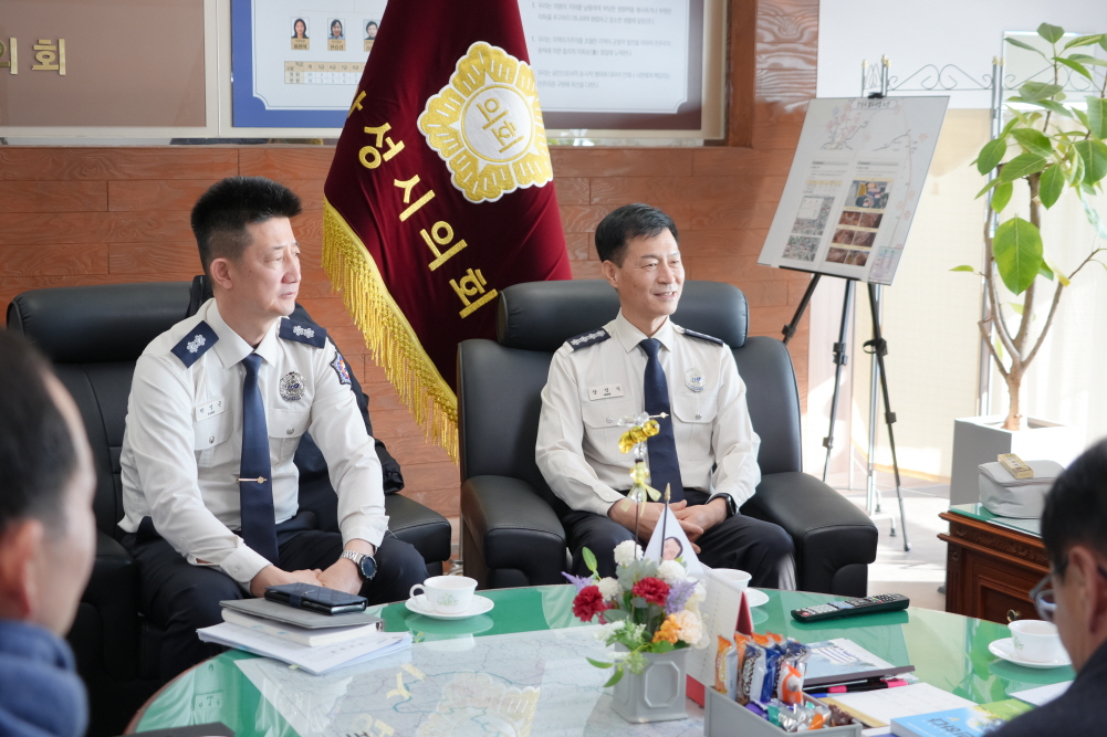 '신임 안성소방서장 의회 방문' 게시글의 사진(5)