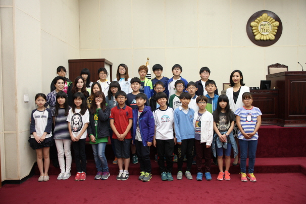 '내혜홀초등학교 6학년 학생 의회 방문' 게시글의 사진(2)