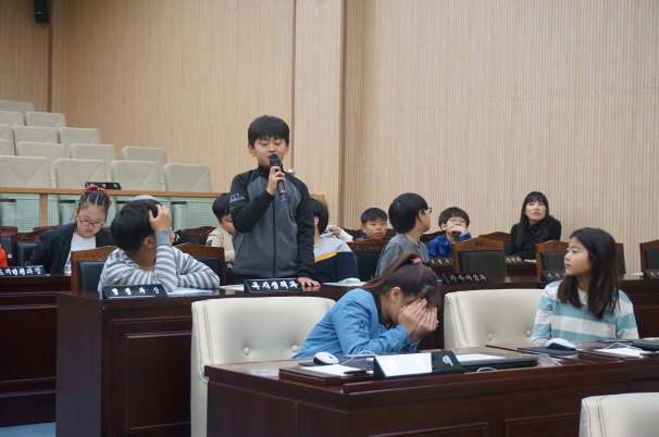 '공도 만정초등학교  5학년 2반 학생 열린의회 참석 ' 게시글의 사진(6)