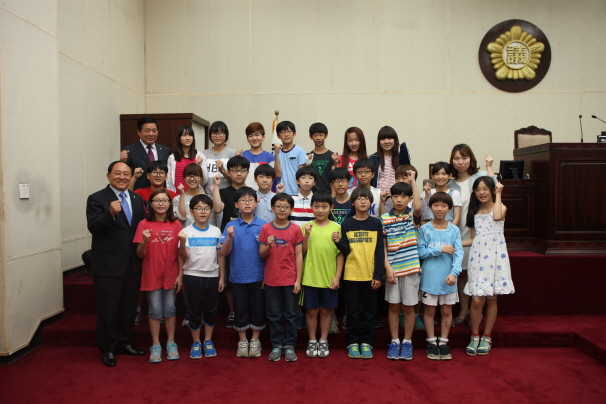 '공도읍 용머리초등학교 4,5,6학년 회장 학생 의회 방문' 게시글의 사진(2)