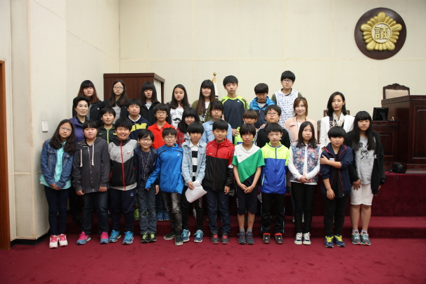 '내혜홀초등학교 6학년 학생 의회 방문' 게시글의 사진(1)