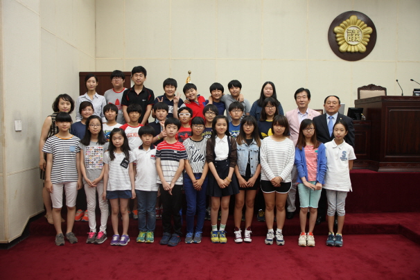 비룡초등학교 6학년 1,2반 학생 안성시의회 방문