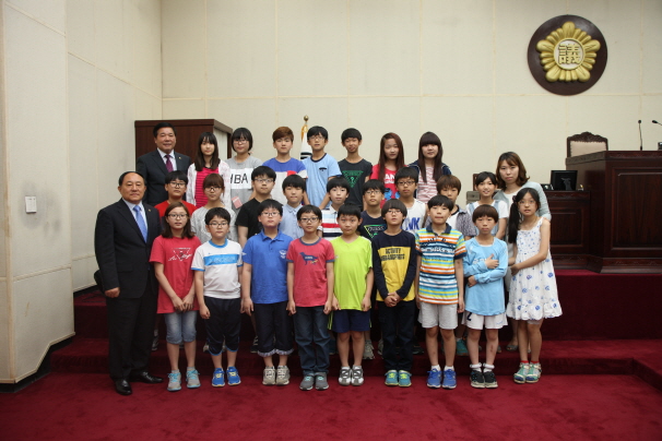 '공도읍 용머리초등학교 4,5,6학년 회장 학생 의회 방문' 게시글의 사진(1)