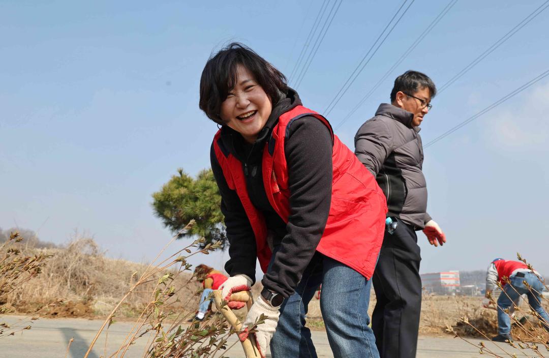 '2024년 안성맞춤 마을공동체 신장리 마을 꽃밭 가꾸기 행사' 게시글의 사진(18)