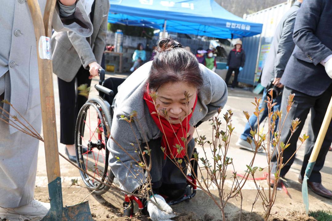 '2024년 안성맞춤 마을공동체 신장리 마을 꽃밭 가꾸기 행사' 게시글의 사진(15)