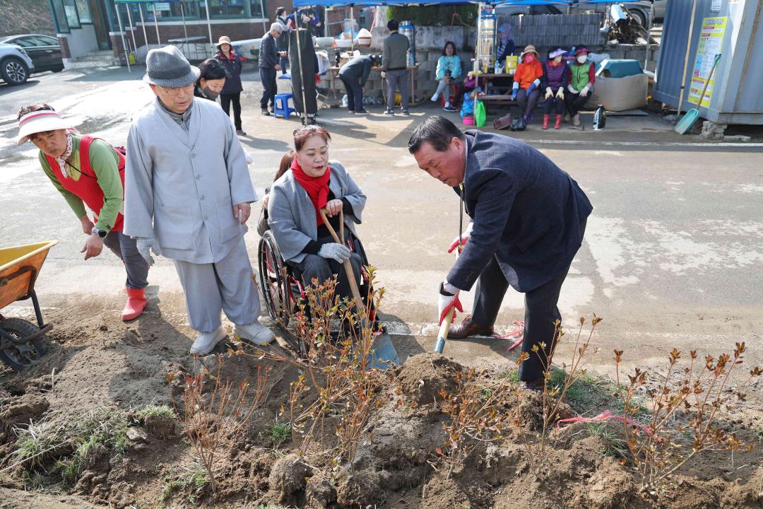 '2024년 안성맞춤 마을공동체 신장리 마을 꽃밭 가꾸기 행사' 게시글의 사진(16)