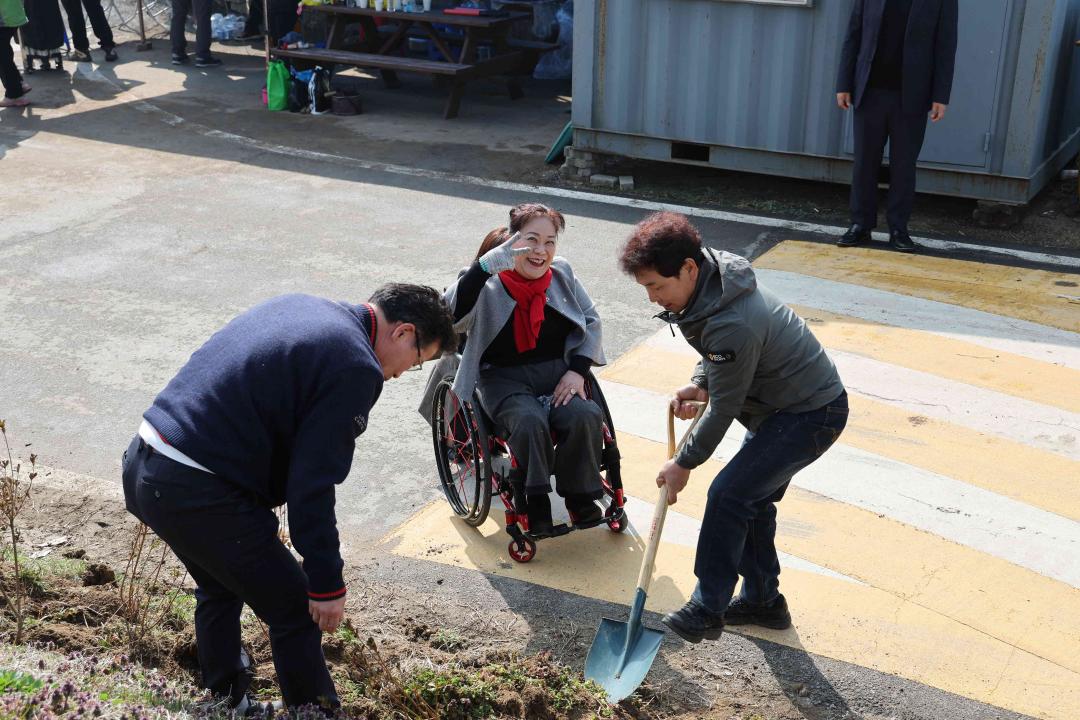 '2024년 안성맞춤 마을공동체 신장리 마을 꽃밭 가꾸기 행사' 게시글의 사진(11)
